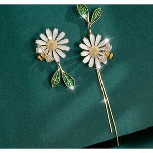 🌼 Betsey Johnson NEW drop dangle daisy earrings 🌼